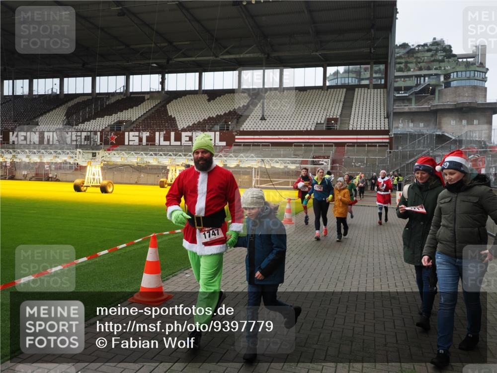 07.12.2025 - St. Pauli X-Mass-Run No. 15 Fabian Wolf http://msf.ph/oto/9397779 07.12.2025 10:47:01 Ziel 231, 821, 823, 824, 1359, 1362, 1747, 1750, 1872, 1875, 2115, 2957, 3123, 4593 meine-sportfotos.de
