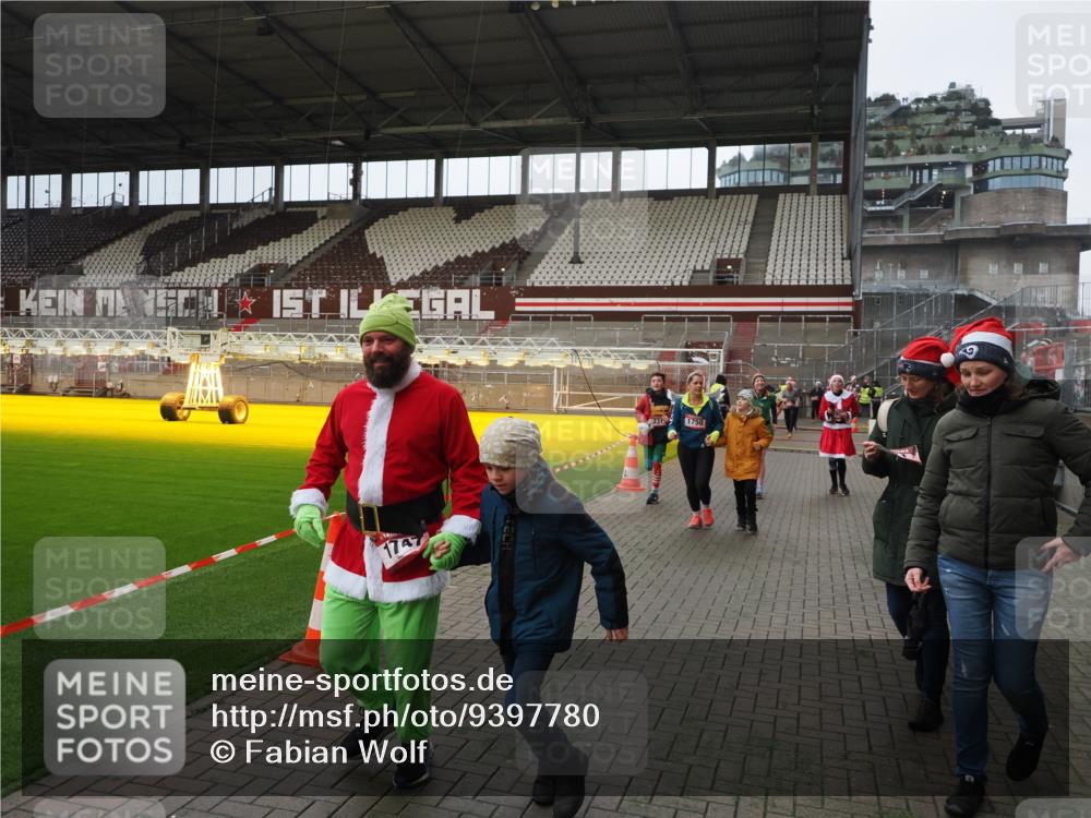 07.12.2025 - St. Pauli X-Mass-Run No. 15 Fabian Wolf http://msf.ph/oto/9397780 07.12.2025 10:47:01 Ziel 231, 821, 823, 824, 1359, 1362, 1747, 1750, 1872, 1875, 2115, 2957, 3123, 4593 meine-sportfotos.de