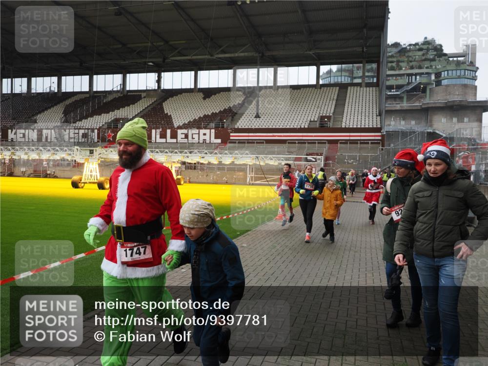 07.12.2025 - St. Pauli X-Mass-Run No. 15 Fabian Wolf http://msf.ph/oto/9397781 07.12.2025 10:47:01 Ziel 231, 821, 823, 824, 1359, 1362, 1747, 1750, 1872, 1875, 2115, 2957, 3123, 4593 meine-sportfotos.de