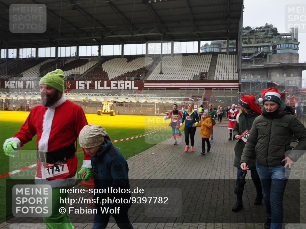 07.12.2025 - St. Pauli X-Mass-Run No. 15 Fabian Wolf http://msf.ph/oto/9397782 07.12.2025 10:47:01 Ziel 231, 821, 823, 824, 1359, 1362, 1747, 1750, 1872, 1875, 2115, 2957, 3123, 4593 meine-sportfotos.de
