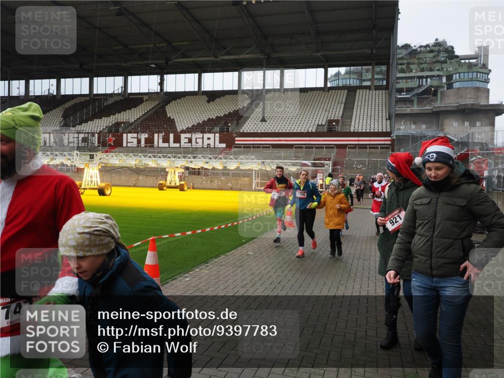 07.12.2025 - St. Pauli X-Mass-Run No. 15 Fabian Wolf http://msf.ph/oto/9397783 07.12.2025 10:47:02 Ziel 231, 821, 823, 824, 1359, 1362, 1747, 1750, 1872, 1875, 2115, 2957, 3029, 3123, 4593 meine-sportfotos.de
