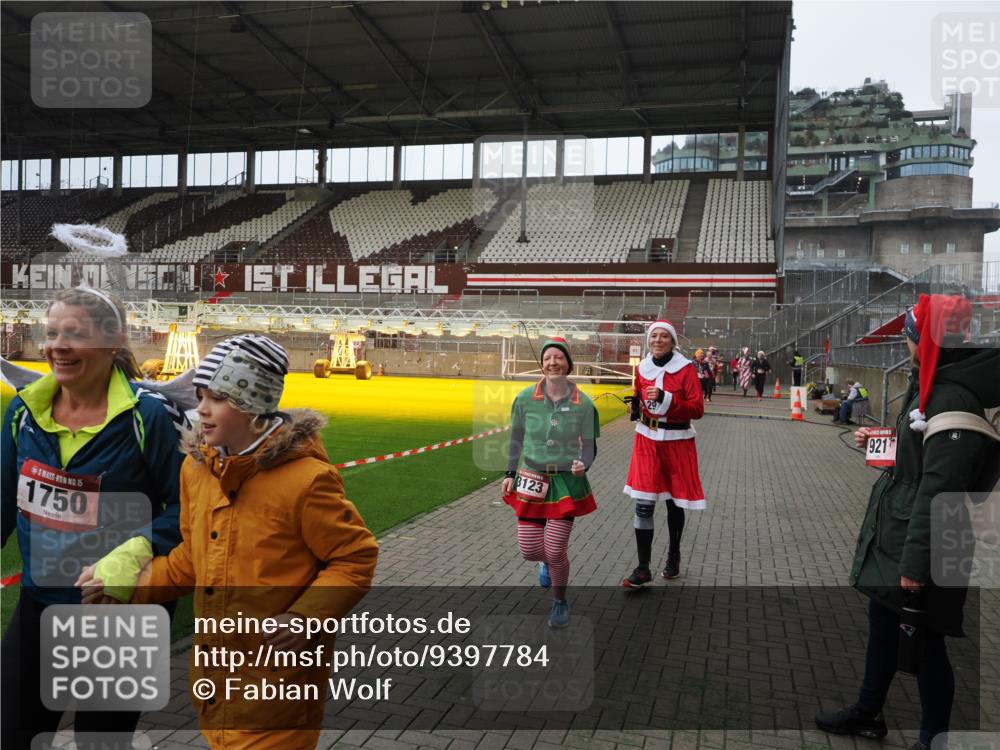 07.12.2025 - St. Pauli X-Mass-Run No. 15 Fabian Wolf http://msf.ph/oto/9397784 07.12.2025 10:47:04 Ziel 231, 821, 823, 824, 1359, 1362, 1747, 1750, 1872, 1875, 2115, 2957, 3029, 3123, 4593 meine-sportfotos.de