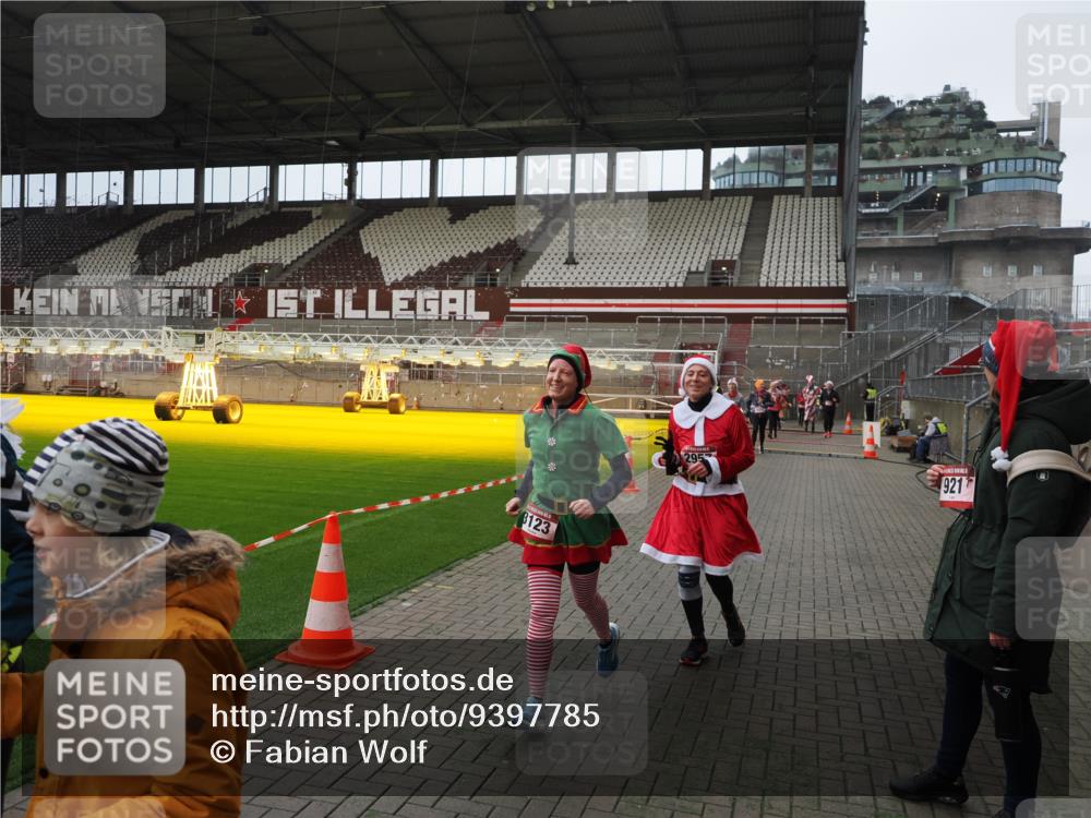 07.12.2025 - St. Pauli X-Mass-Run No. 15 Fabian Wolf http://msf.ph/oto/9397785 07.12.2025 10:47:04 Ziel 231, 821, 823, 824, 1359, 1362, 1747, 1750, 1872, 1875, 2115, 2957, 3029, 3123, 4593 meine-sportfotos.de
