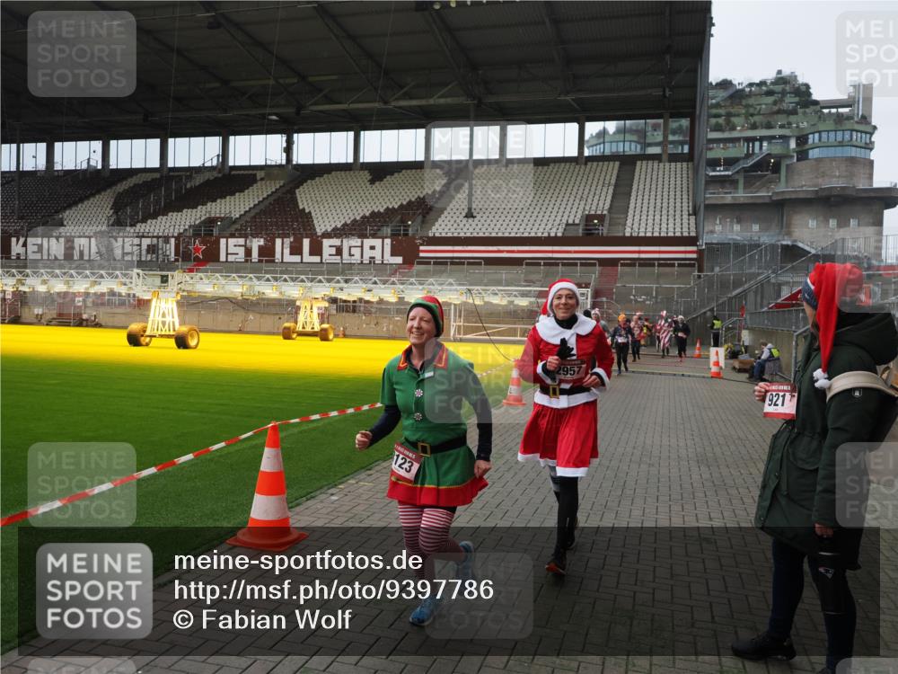 07.12.2025 - St. Pauli X-Mass-Run No. 15 Fabian Wolf http://msf.ph/oto/9397786 07.12.2025 10:47:05 Ziel 231, 821, 823, 824, 1359, 1362, 1747, 1750, 1872, 1875, 2115, 2957, 3029, 3123, 3344 meine-sportfotos.de