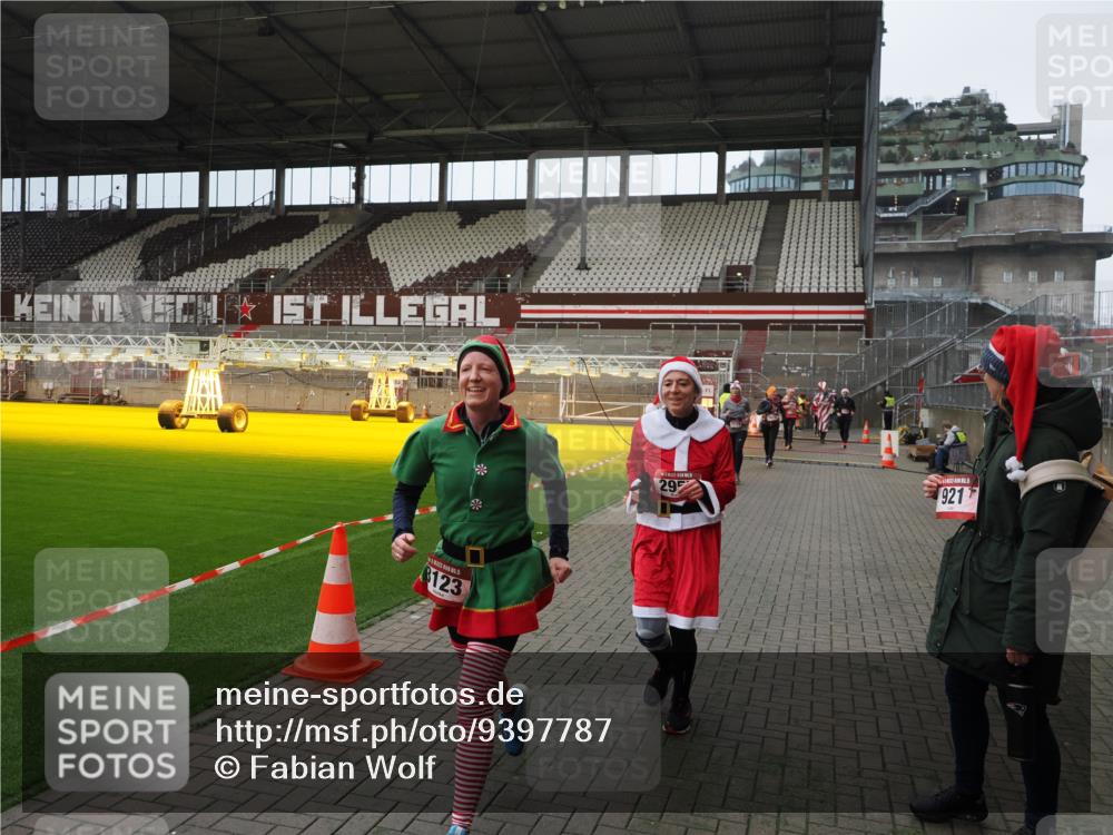 07.12.2025 - St. Pauli X-Mass-Run No. 15 Fabian Wolf http://msf.ph/oto/9397787 07.12.2025 10:47:05 Ziel 231, 821, 823, 824, 1359, 1362, 1747, 1750, 1872, 1875, 2115, 2957, 3029, 3123, 3344 meine-sportfotos.de