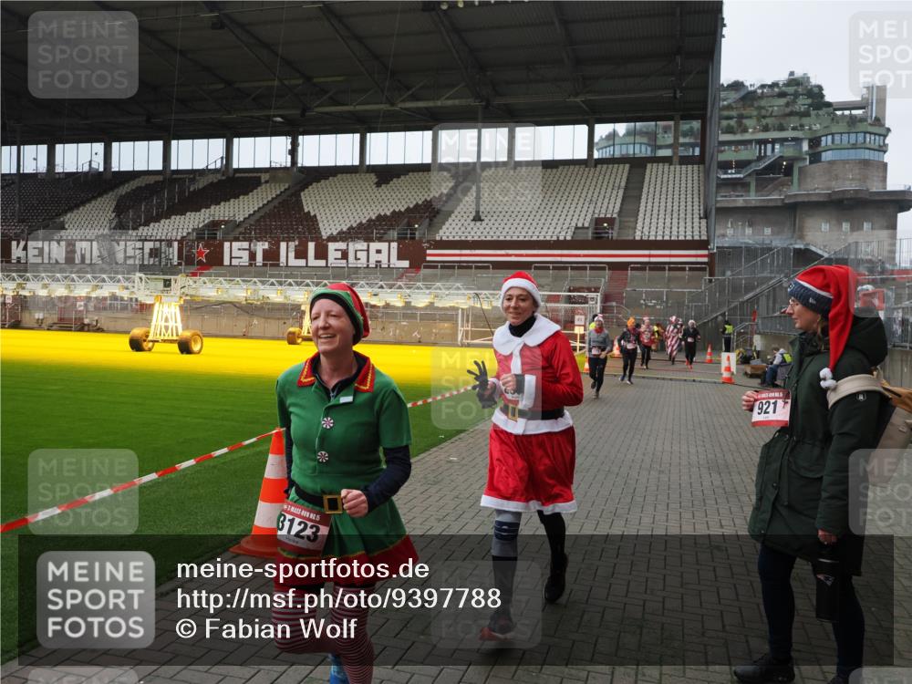 07.12.2025 - St. Pauli X-Mass-Run No. 15 Fabian Wolf http://msf.ph/oto/9397788 07.12.2025 10:47:05 Ziel 231, 821, 823, 824, 1359, 1362, 1747, 1750, 1872, 1875, 2115, 2957, 3029, 3123, 3344 meine-sportfotos.de