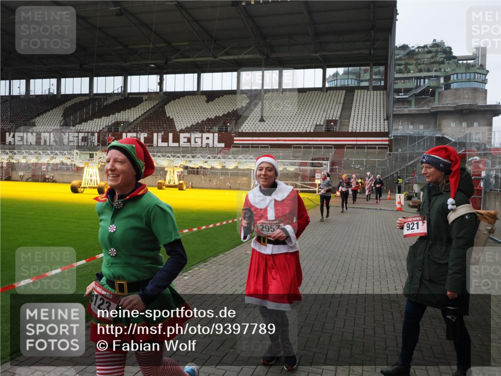 07.12.2025 - St. Pauli X-Mass-Run No. 15 Fabian Wolf http://msf.ph/oto/9397789 07.12.2025 10:47:05 Ziel 231, 821, 823, 824, 1359, 1362, 1747, 1750, 1872, 1875, 2115, 2957, 3029, 3123, 3344 meine-sportfotos.de