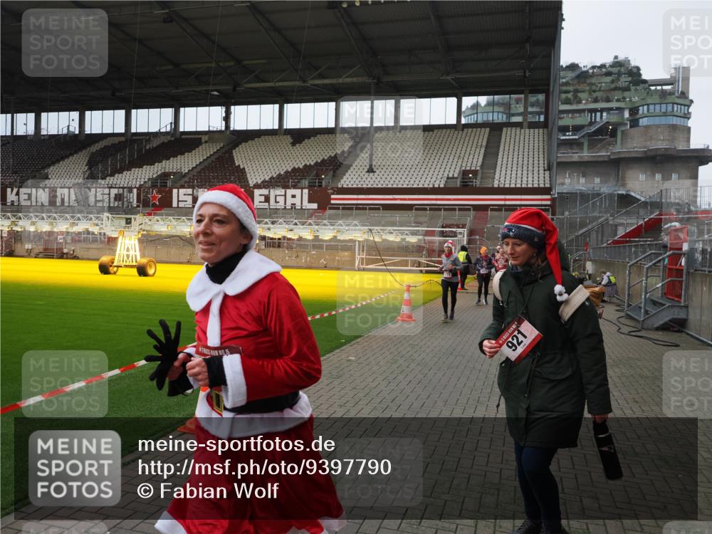 07.12.2025 - St. Pauli X-Mass-Run No. 15 Fabian Wolf http://msf.ph/oto/9397790 07.12.2025 10:47:06 Ziel 231, 821, 823, 824, 1171, 1359, 1362, 1747, 1750, 1872, 1875, 2115, 2957, 3029, 3123, 3344 meine-sportfotos.de