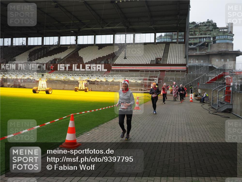 07.12.2025 - St. Pauli X-Mass-Run No. 15 Fabian Wolf http://msf.ph/oto/9397795 07.12.2025 10:47:08 Ziel 231, 821, 823, 824, 1171, 1359, 1362, 1747, 1750, 1819, 1872, 1875, 2115, 2200, 2957, 3029, 3123, 3344 meine-sportfotos.de
