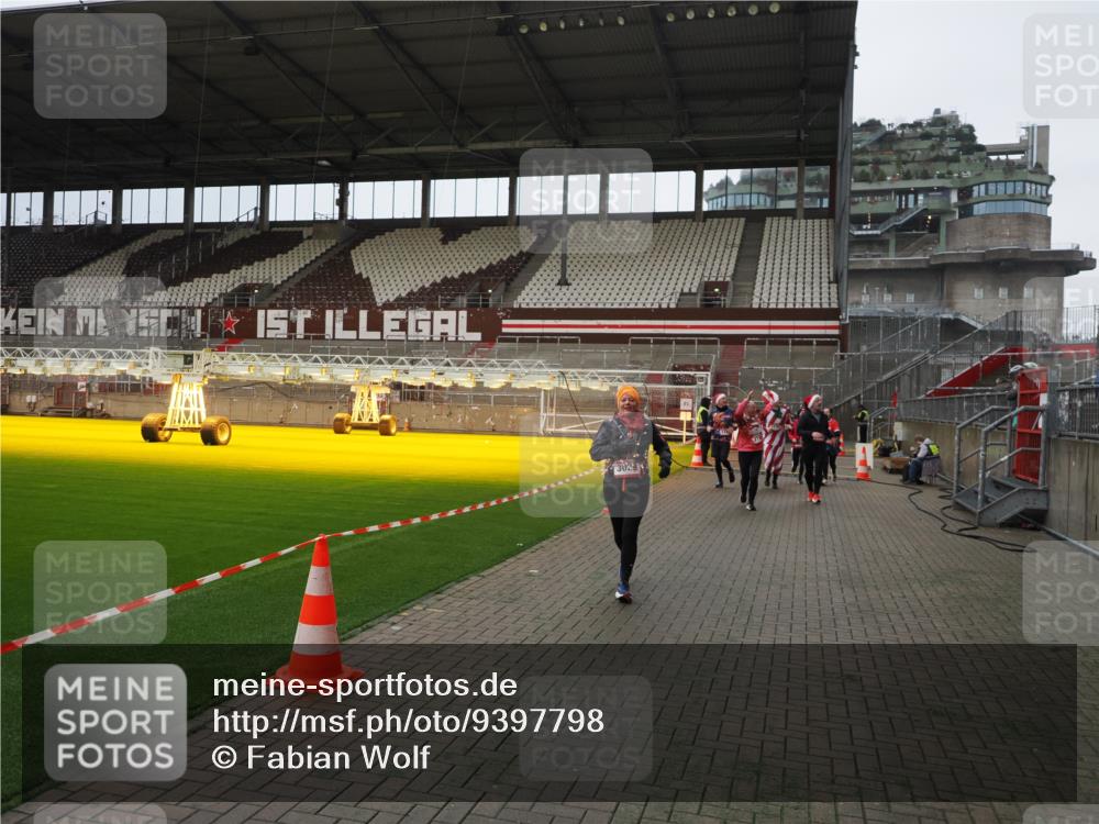 07.12.2025 - St. Pauli X-Mass-Run No. 15 Fabian Wolf http://msf.ph/oto/9397798 07.12.2025 10:47:10 Ziel 231, 1171, 1362, 1747, 1750, 1819, 1875, 2115, 2200, 2683, 2684, 2957, 3029, 3123, 3344 meine-sportfotos.de