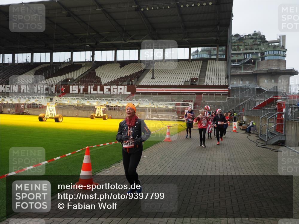 07.12.2025 - St. Pauli X-Mass-Run No. 15 Fabian Wolf http://msf.ph/oto/9397799 07.12.2025 10:47:11 Ziel 231, 1171, 1747, 1750, 1819, 2115, 2200, 2683, 2684, 2957, 3029, 3123, 3344 meine-sportfotos.de
