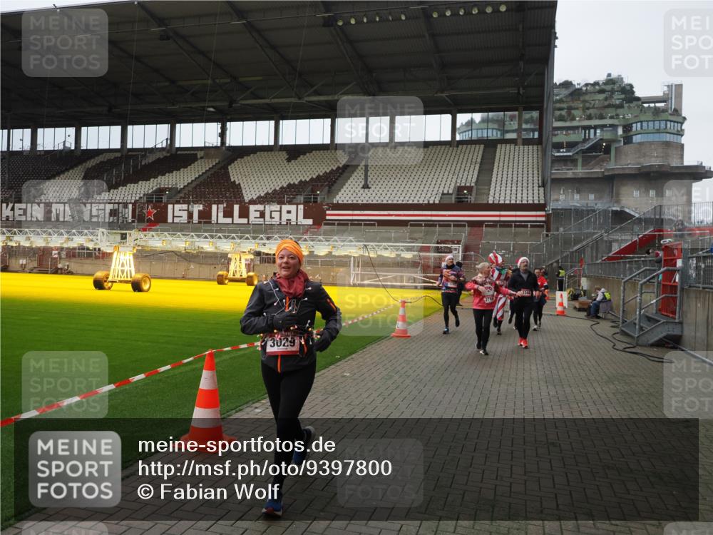 07.12.2025 - St. Pauli X-Mass-Run No. 15 Fabian Wolf http://msf.ph/oto/9397800 07.12.2025 10:47:11 Ziel 231, 1171, 1747, 1750, 1819, 2115, 2200, 2683, 2684, 2957, 3029, 3123, 3344 meine-sportfotos.de