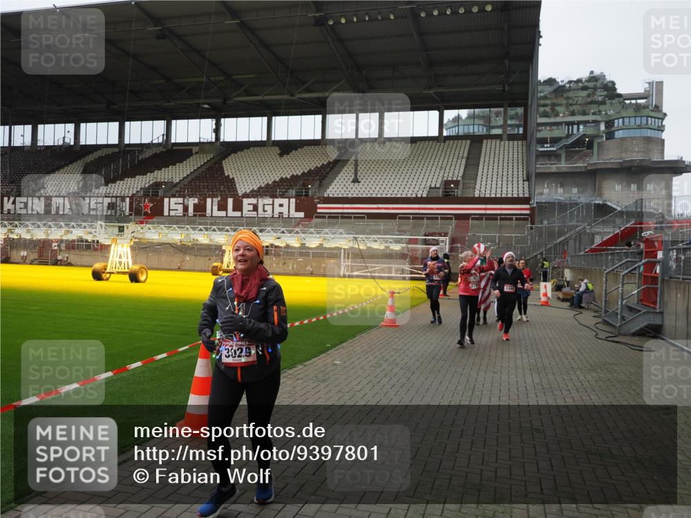 07.12.2025 - St. Pauli X-Mass-Run No. 15 Fabian Wolf http://msf.ph/oto/9397801 07.12.2025 10:47:12 Ziel 231, 1171, 1750, 1819, 2115, 2200, 2683, 2684, 2957, 3029, 3123, 3344 meine-sportfotos.de