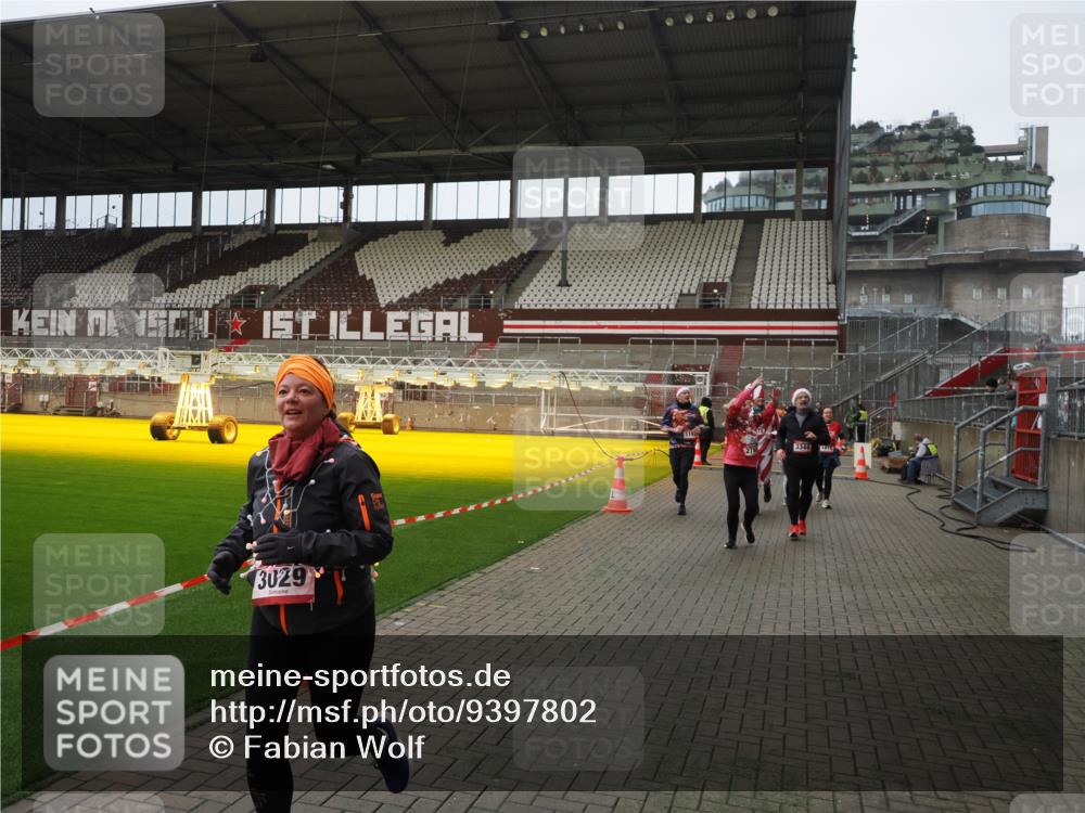 07.12.2025 - St. Pauli X-Mass-Run No. 15 Fabian Wolf http://msf.ph/oto/9397802 07.12.2025 10:47:12 Ziel 231, 1171, 1750, 1819, 2115, 2200, 2683, 2684, 2957, 3029, 3123, 3344 meine-sportfotos.de
