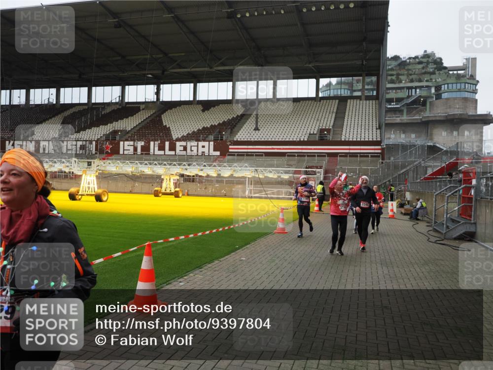 07.12.2025 - St. Pauli X-Mass-Run No. 15 Fabian Wolf http://msf.ph/oto/9397804 07.12.2025 10:47:12 Ziel 231, 1171, 1750, 1819, 2115, 2200, 2683, 2684, 2957, 3029, 3123, 3344 meine-sportfotos.de