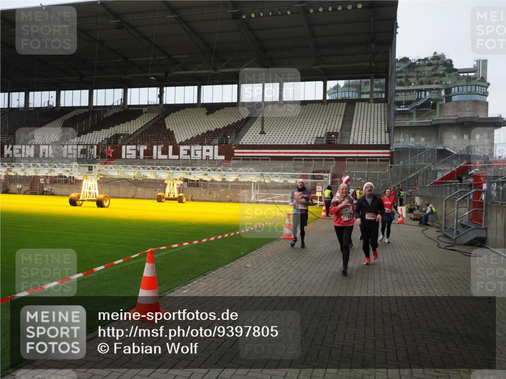 07.12.2025 - St. Pauli X-Mass-Run No. 15 Fabian Wolf http://msf.ph/oto/9397805 07.12.2025 10:47:13 Ziel 231, 1171, 1750, 1819, 2115, 2200, 2683, 2684, 2957, 3029, 3123, 3344 meine-sportfotos.de