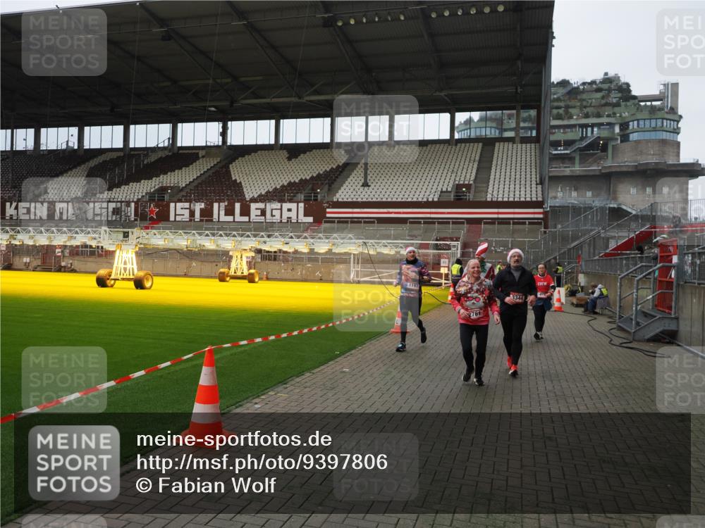 07.12.2025 - St. Pauli X-Mass-Run No. 15 Fabian Wolf http://msf.ph/oto/9397806 07.12.2025 10:47:13 Ziel 231, 1171, 1750, 1819, 2115, 2200, 2683, 2684, 2957, 3029, 3123, 3344 meine-sportfotos.de
