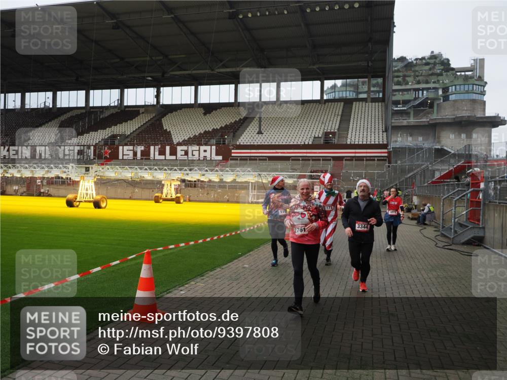07.12.2025 - St. Pauli X-Mass-Run No. 15 Fabian Wolf http://msf.ph/oto/9397808 07.12.2025 10:47:14 Ziel 231, 1171, 1750, 1819, 2115, 2200, 2683, 2684, 2957, 3029, 3123, 3344 meine-sportfotos.de