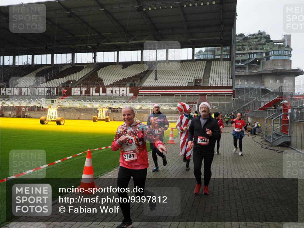 07.12.2025 - St. Pauli X-Mass-Run No. 15 Fabian Wolf http://msf.ph/oto/9397812 07.12.2025 10:47:15 Ziel 231, 1171, 1819, 2115, 2200, 2683, 2684, 2957, 3029, 3123, 3344 meine-sportfotos.de