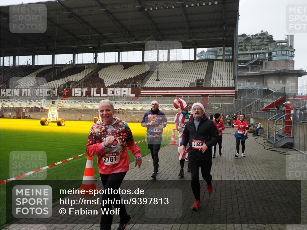 07.12.2025 - St. Pauli X-Mass-Run No. 15 Fabian Wolf http://msf.ph/oto/9397813 07.12.2025 10:47:15 Ziel 231, 1171, 1819, 2115, 2200, 2683, 2684, 2957, 3029, 3123, 3344 meine-sportfotos.de