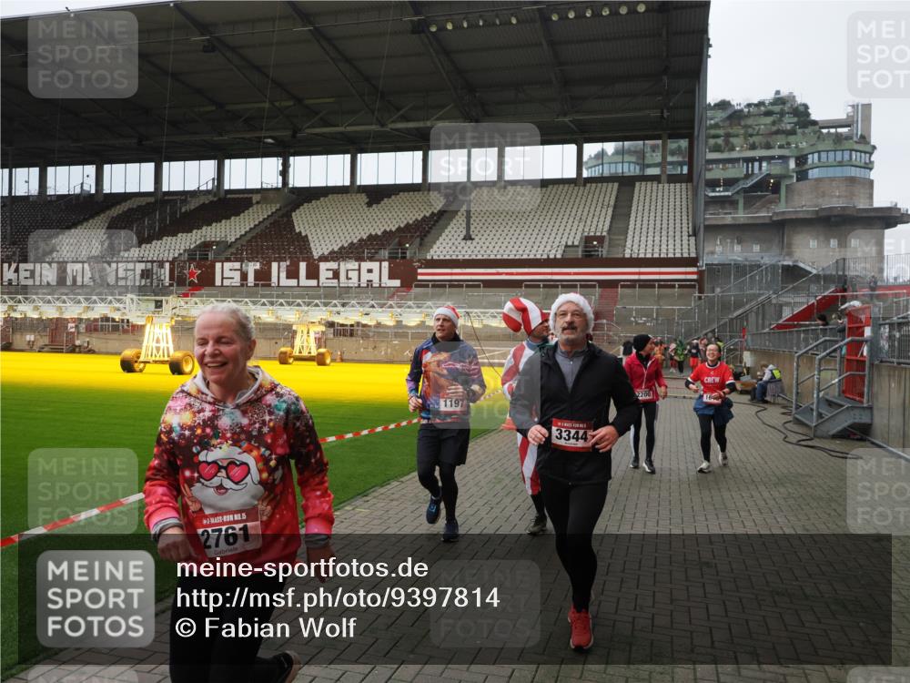 07.12.2025 - St. Pauli X-Mass-Run No. 15 Fabian Wolf http://msf.ph/oto/9397814 07.12.2025 10:47:15 Ziel 231, 1171, 1819, 2115, 2200, 2683, 2684, 2957, 3029, 3123, 3344 meine-sportfotos.de