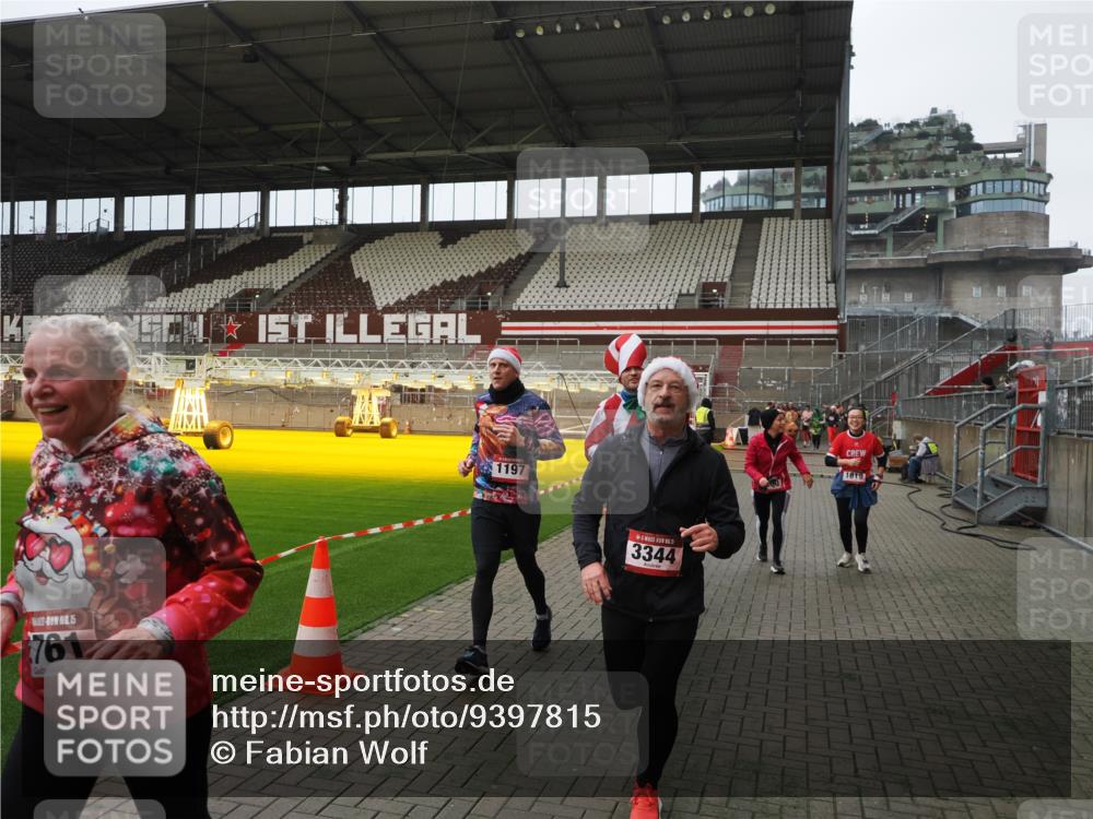 07.12.2025 - St. Pauli X-Mass-Run No. 15 Fabian Wolf http://msf.ph/oto/9397815 07.12.2025 10:47:15 Ziel 231, 1171, 1819, 2115, 2200, 2683, 2684, 2957, 3029, 3123, 3344 meine-sportfotos.de