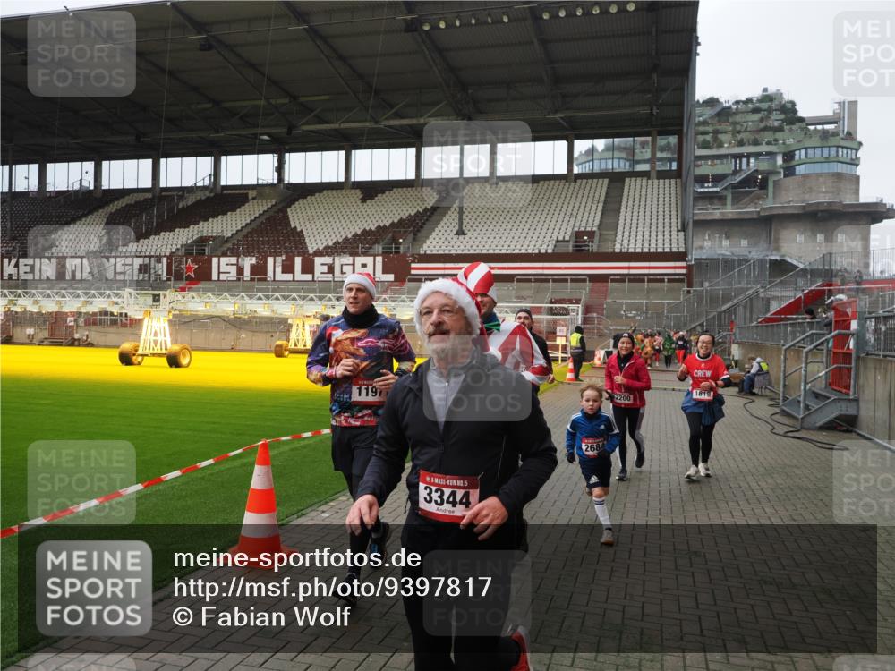 07.12.2025 - St. Pauli X-Mass-Run No. 15 Fabian Wolf http://msf.ph/oto/9397817 07.12.2025 10:47:16 Ziel 231, 1171, 1819, 2115, 2200, 2683, 2684, 2957, 3029, 3344 meine-sportfotos.de