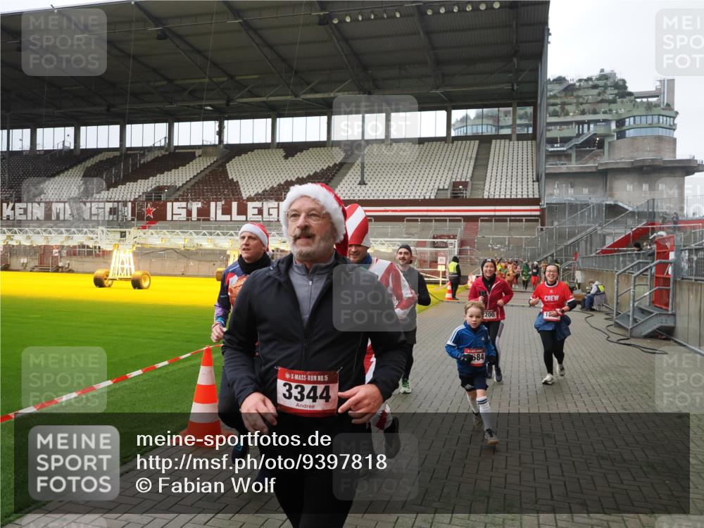 07.12.2025 - St. Pauli X-Mass-Run No. 15 Fabian Wolf http://msf.ph/oto/9397818 07.12.2025 10:47:16 Ziel 231, 1171, 1819, 2115, 2200, 2683, 2684, 2957, 3029, 3344 meine-sportfotos.de