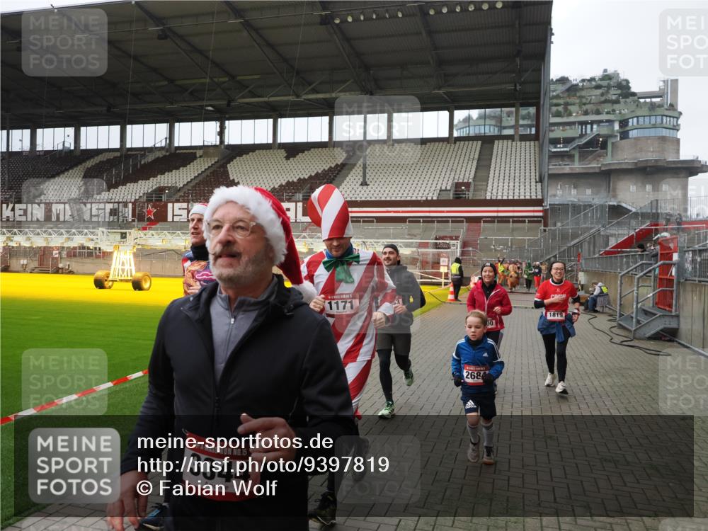 07.12.2025 - St. Pauli X-Mass-Run No. 15 Fabian Wolf http://msf.ph/oto/9397819 07.12.2025 10:47:16 Ziel 231, 1171, 1819, 2115, 2200, 2683, 2684, 2957, 3029, 3344 meine-sportfotos.de