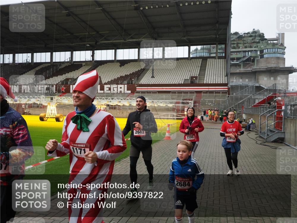 07.12.2025 - St. Pauli X-Mass-Run No. 15 Fabian Wolf http://msf.ph/oto/9397822 07.12.2025 10:47:17 Ziel 231, 1171, 1819, 2115, 2200, 2683, 2684, 3029, 3344 meine-sportfotos.de