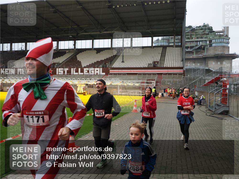 07.12.2025 - St. Pauli X-Mass-Run No. 15 Fabian Wolf http://msf.ph/oto/9397823 07.12.2025 10:47:17 Ziel 231, 1171, 1819, 2115, 2200, 2683, 2684, 3029, 3344 meine-sportfotos.de
