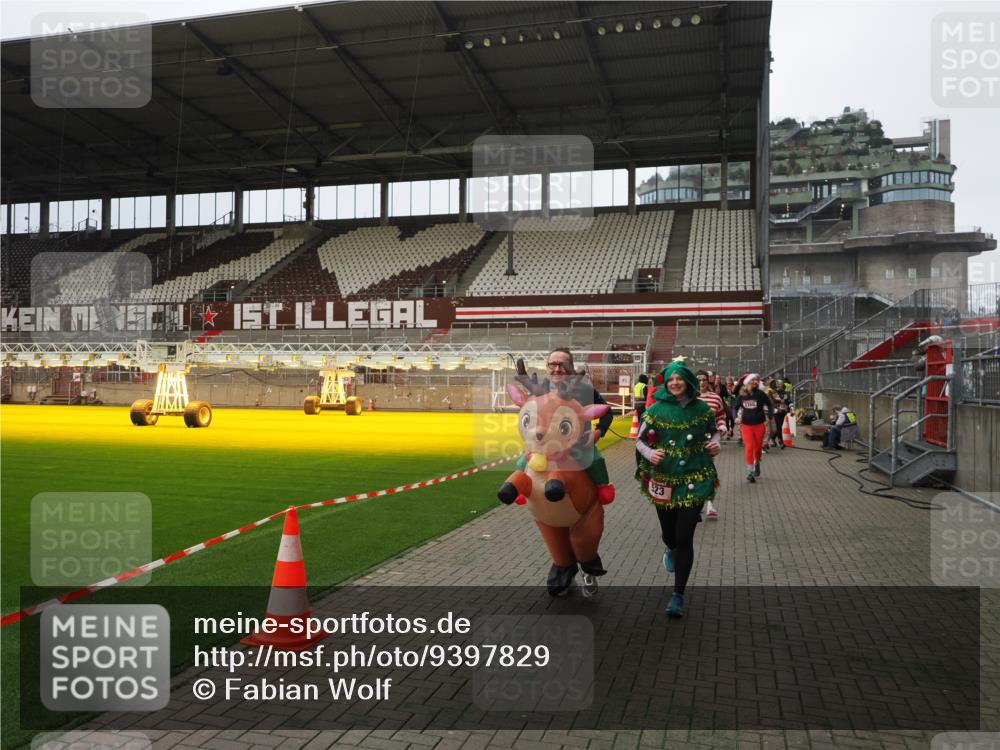 07.12.2025 - St. Pauli X-Mass-Run No. 15 Fabian Wolf http://msf.ph/oto/9397829 07.12.2025 10:47:25 Ziel 60, 309, 522, 523, 1171, 1182, 1819, 1847, 1848, 1863, 2200, 2683, 2684, 3101, 3102, 3104, 3105, 3344, 3360, 4853, 4868, 4869 meine-sportfotos.de