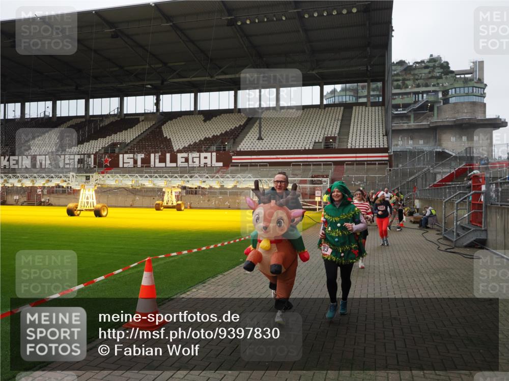 07.12.2025 - St. Pauli X-Mass-Run No. 15 Fabian Wolf http://msf.ph/oto/9397830 07.12.2025 10:47:25 Ziel 60, 309, 522, 523, 1171, 1182, 1819, 1847, 1848, 1863, 2200, 2683, 2684, 3101, 3102, 3104, 3105, 3344, 3360, 4853, 4868, 4869 meine-sportfotos.de