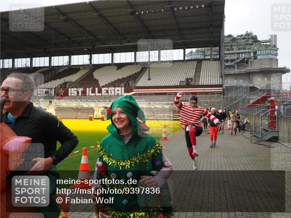 07.12.2025 - St. Pauli X-Mass-Run No. 15 Fabian Wolf http://msf.ph/oto/9397836 07.12.2025 10:47:27 Ziel 60, 78, 309, 522, 523, 1182, 1819, 1847, 1848, 1863, 2200, 2683, 2684, 3101, 3102, 3104, 3105, 3360, 4853, 4868, 4869 meine-sportfotos.de