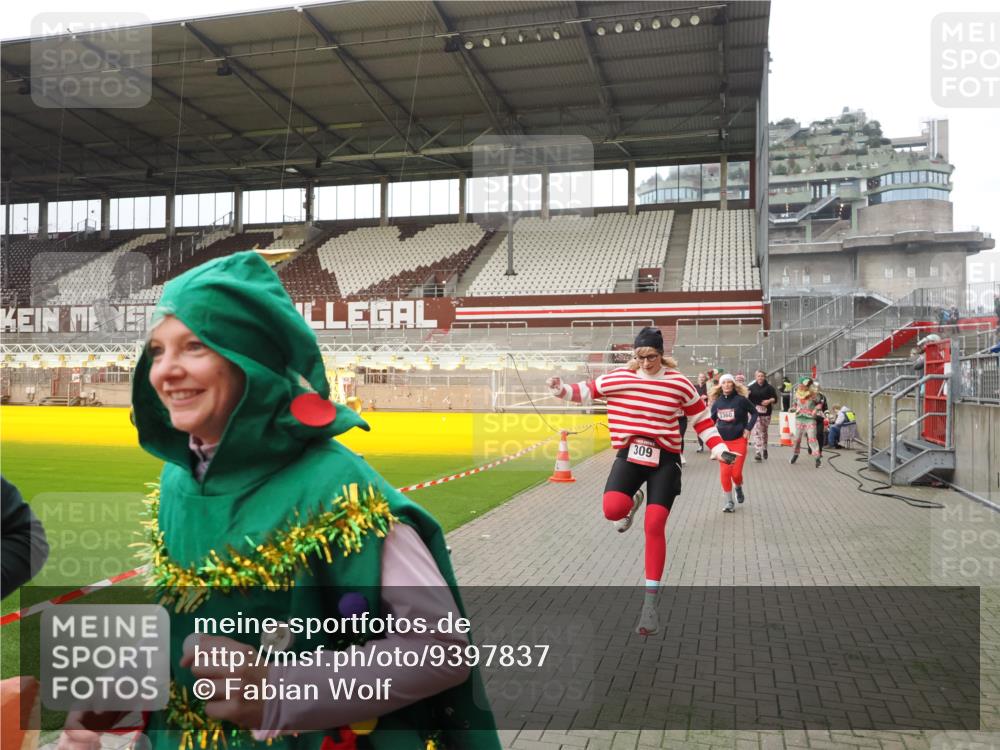 07.12.2025 - St. Pauli X-Mass-Run No. 15 Fabian Wolf http://msf.ph/oto/9397837 07.12.2025 10:47:27 Ziel 60, 78, 309, 522, 523, 1182, 1819, 1847, 1848, 1863, 2200, 2683, 2684, 3101, 3102, 3104, 3105, 3360, 4853, 4868, 4869 meine-sportfotos.de