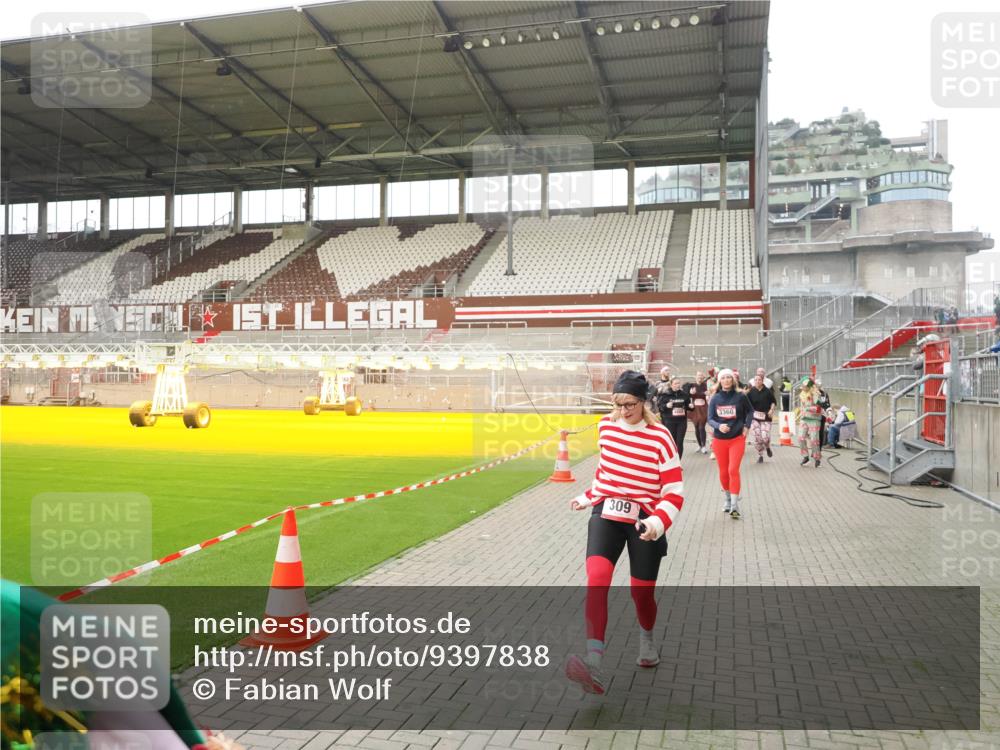 07.12.2025 - St. Pauli X-Mass-Run No. 15 Fabian Wolf http://msf.ph/oto/9397838 07.12.2025 10:47:27 Ziel 60, 78, 309, 522, 523, 1182, 1819, 1847, 1848, 1863, 2200, 2683, 2684, 3101, 3102, 3104, 3105, 3360, 4853, 4868, 4869 meine-sportfotos.de