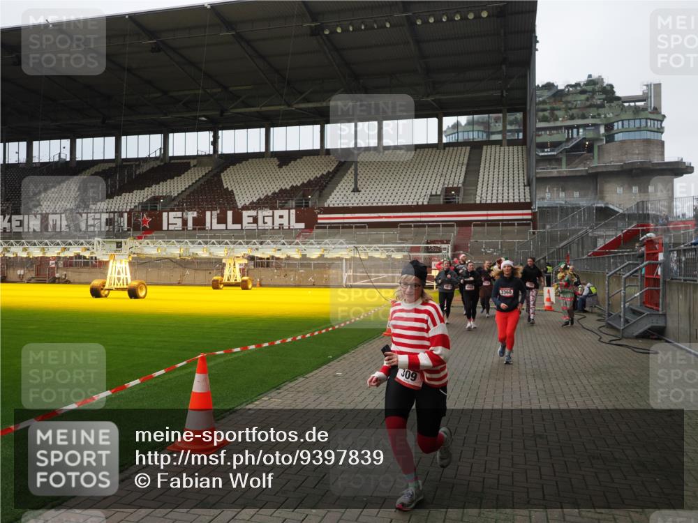 07.12.2025 - St. Pauli X-Mass-Run No. 15 Fabian Wolf http://msf.ph/oto/9397839 07.12.2025 10:47:27 Ziel 60, 78, 309, 522, 523, 1182, 1819, 1847, 1848, 1863, 2200, 2683, 2684, 3101, 3102, 3104, 3105, 3360, 4853, 4868, 4869 meine-sportfotos.de