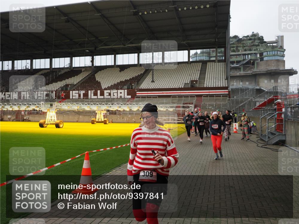 07.12.2025 - St. Pauli X-Mass-Run No. 15 Fabian Wolf http://msf.ph/oto/9397841 07.12.2025 10:47:28 Ziel 60, 78, 309, 522, 523, 1182, 1847, 1848, 1863, 2200, 2683, 2684, 3101, 3102, 3104, 3105, 3360, 4853, 4868, 4869 meine-sportfotos.de