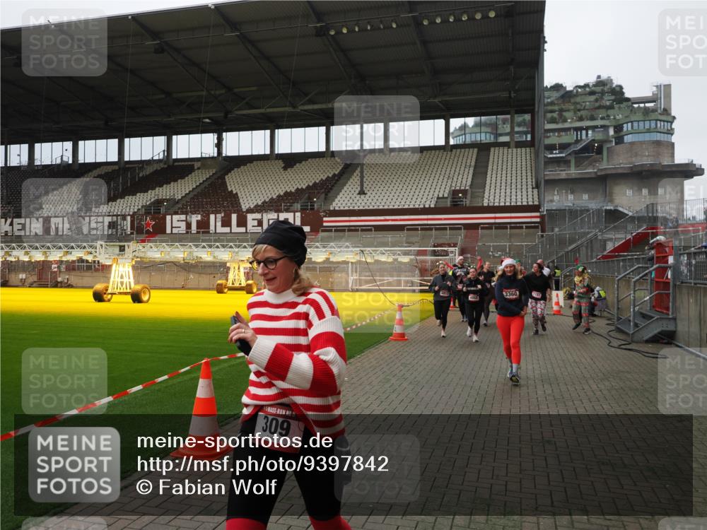 07.12.2025 - St. Pauli X-Mass-Run No. 15 Fabian Wolf http://msf.ph/oto/9397842 07.12.2025 10:47:28 Ziel 60, 78, 309, 522, 523, 1182, 1847, 1848, 1863, 2200, 2683, 2684, 3101, 3102, 3104, 3105, 3360, 4853, 4868, 4869 meine-sportfotos.de