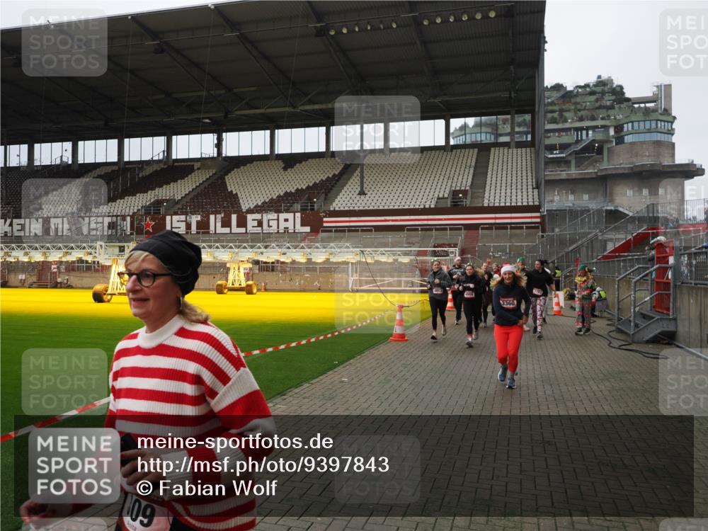07.12.2025 - St. Pauli X-Mass-Run No. 15 Fabian Wolf http://msf.ph/oto/9397843 07.12.2025 10:47:28 Ziel 60, 78, 309, 522, 523, 1182, 1847, 1848, 1863, 2200, 2683, 2684, 3101, 3102, 3104, 3105, 3360, 4853, 4868, 4869 meine-sportfotos.de