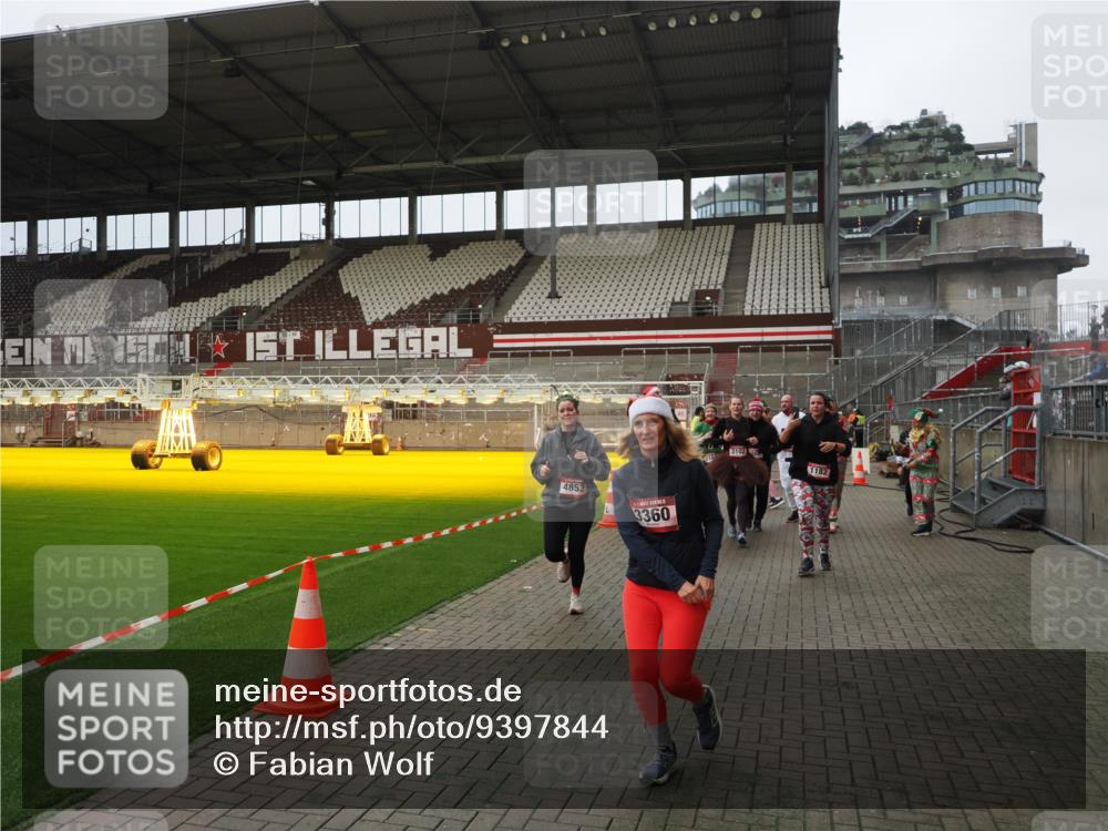 07.12.2025 - St. Pauli X-Mass-Run No. 15 Fabian Wolf http://msf.ph/oto/9397844 07.12.2025 10:47:30 Ziel 60, 78, 309, 522, 523, 1182, 1847, 1848, 1863, 2683, 3101, 3102, 3104, 3105, 3360, 4853, 4868, 4869 meine-sportfotos.de