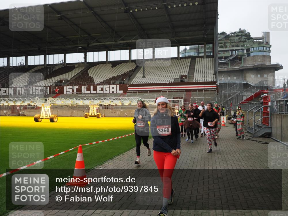 07.12.2025 - St. Pauli X-Mass-Run No. 15 Fabian Wolf http://msf.ph/oto/9397845 07.12.2025 10:47:30 Ziel 60, 78, 309, 522, 523, 1182, 1847, 1848, 1863, 2683, 3101, 3102, 3104, 3105, 3360, 4853, 4868, 4869 meine-sportfotos.de