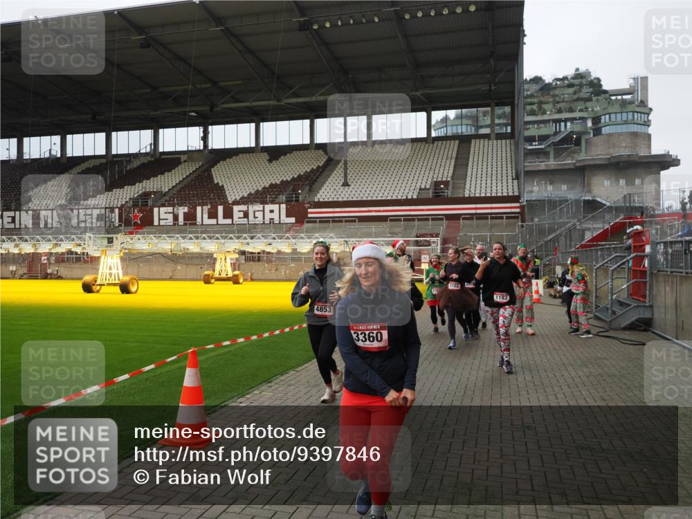 07.12.2025 - St. Pauli X-Mass-Run No. 15 Fabian Wolf http://msf.ph/oto/9397846 07.12.2025 10:47:30 Ziel 60, 78, 309, 522, 523, 1182, 1847, 1848, 1863, 2683, 3101, 3102, 3104, 3105, 3360, 4853, 4868, 4869 meine-sportfotos.de