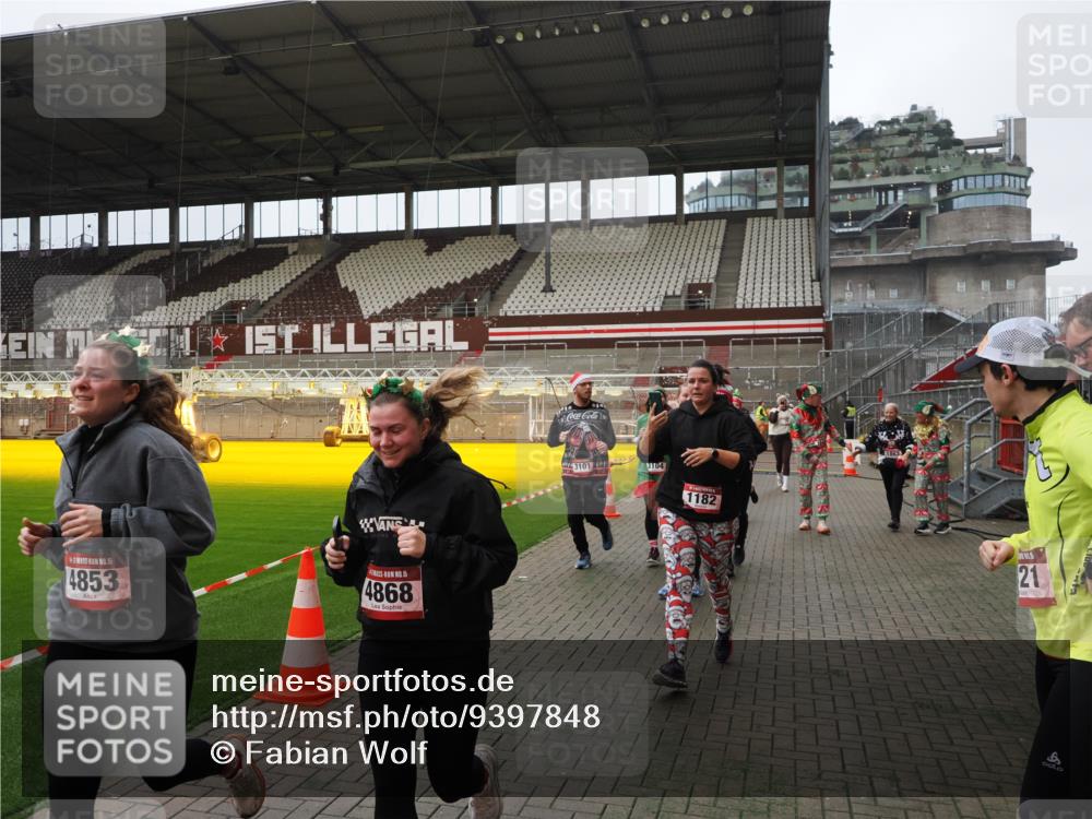 07.12.2025 - St. Pauli X-Mass-Run No. 15 Fabian Wolf http://msf.ph/oto/9397848 07.12.2025 10:47:31 Ziel 60, 78, 309, 522, 523, 1182, 1847, 1848, 1863, 3101, 3102, 3104, 3105, 3360, 4853, 4868, 4869 meine-sportfotos.de