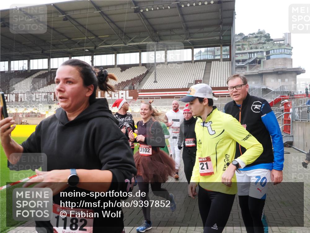 07.12.2025 - St. Pauli X-Mass-Run No. 15 Fabian Wolf http://msf.ph/oto/9397852 07.12.2025 10:47:33 Ziel 60, 78, 309, 522, 523, 1182, 1847, 1848, 1863, 2690, 3101, 3102, 3104, 3105, 3360, 4853, 4868, 4869 meine-sportfotos.de
