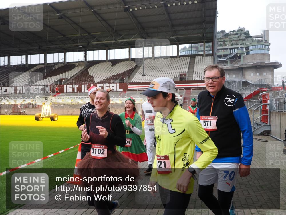 07.12.2025 - St. Pauli X-Mass-Run No. 15 Fabian Wolf http://msf.ph/oto/9397854 07.12.2025 10:47:33 Ziel 60, 78, 309, 522, 523, 1182, 1847, 1848, 1863, 2690, 3101, 3102, 3104, 3105, 3360, 4853, 4868, 4869 meine-sportfotos.de