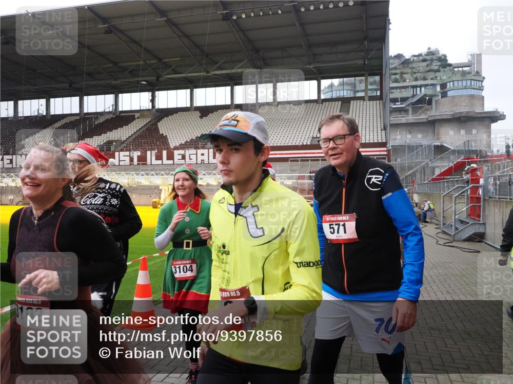 07.12.2025 - St. Pauli X-Mass-Run No. 15 Fabian Wolf http://msf.ph/oto/9397856 07.12.2025 10:47:34 Ziel 60, 78, 309, 522, 523, 1182, 1847, 1848, 1863, 2690, 3101, 3102, 3104, 3105, 3360, 4615, 4618, 4853, 4868, 4869 meine-sportfotos.de