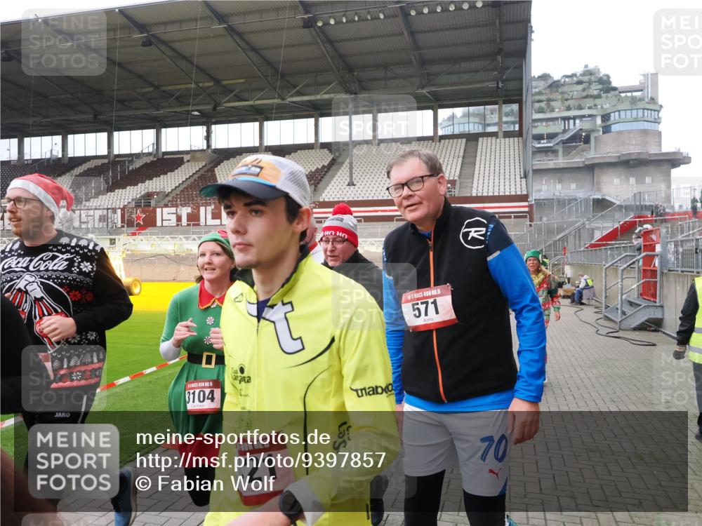 07.12.2025 - St. Pauli X-Mass-Run No. 15 Fabian Wolf http://msf.ph/oto/9397857 07.12.2025 10:47:34 Ziel 60, 78, 309, 522, 523, 1182, 1847, 1848, 1863, 2690, 3101, 3102, 3104, 3105, 3360, 4615, 4618, 4853, 4868, 4869 meine-sportfotos.de