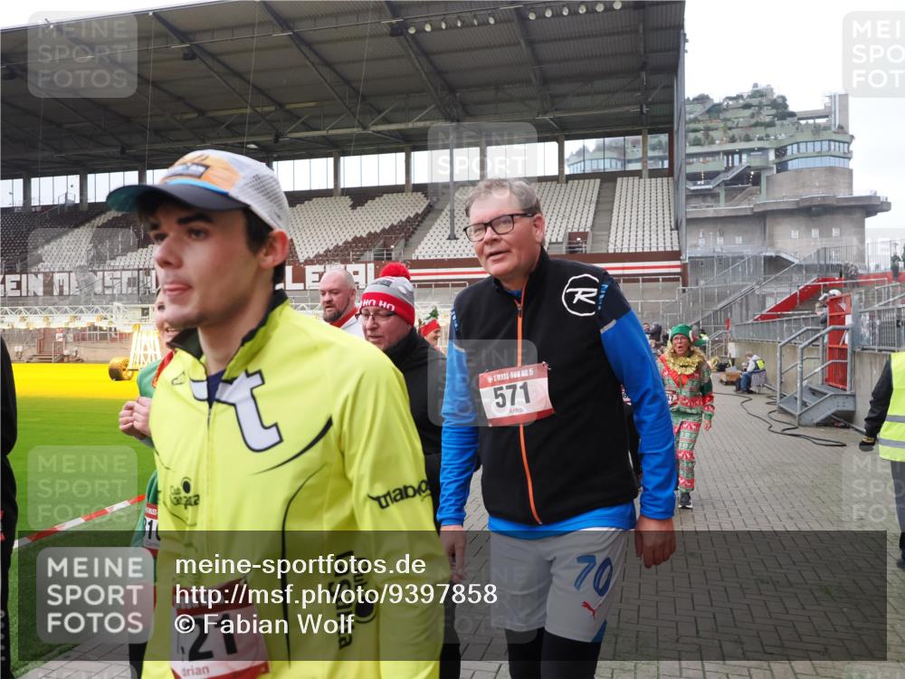 07.12.2025 - St. Pauli X-Mass-Run No. 15 Fabian Wolf http://msf.ph/oto/9397858 07.12.2025 10:47:34 Ziel 60, 78, 309, 522, 523, 1182, 1847, 1848, 1863, 2690, 3101, 3102, 3104, 3105, 3360, 4615, 4618, 4853, 4868, 4869 meine-sportfotos.de