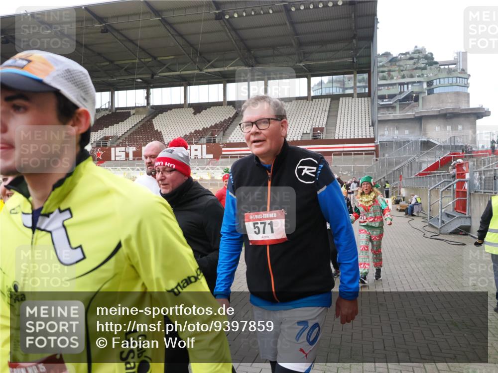 07.12.2025 - St. Pauli X-Mass-Run No. 15 Fabian Wolf http://msf.ph/oto/9397859 07.12.2025 10:47:34 Ziel 60, 78, 309, 522, 523, 1182, 1847, 1848, 1863, 2690, 3101, 3102, 3104, 3105, 3360, 4615, 4618, 4853, 4868, 4869 meine-sportfotos.de